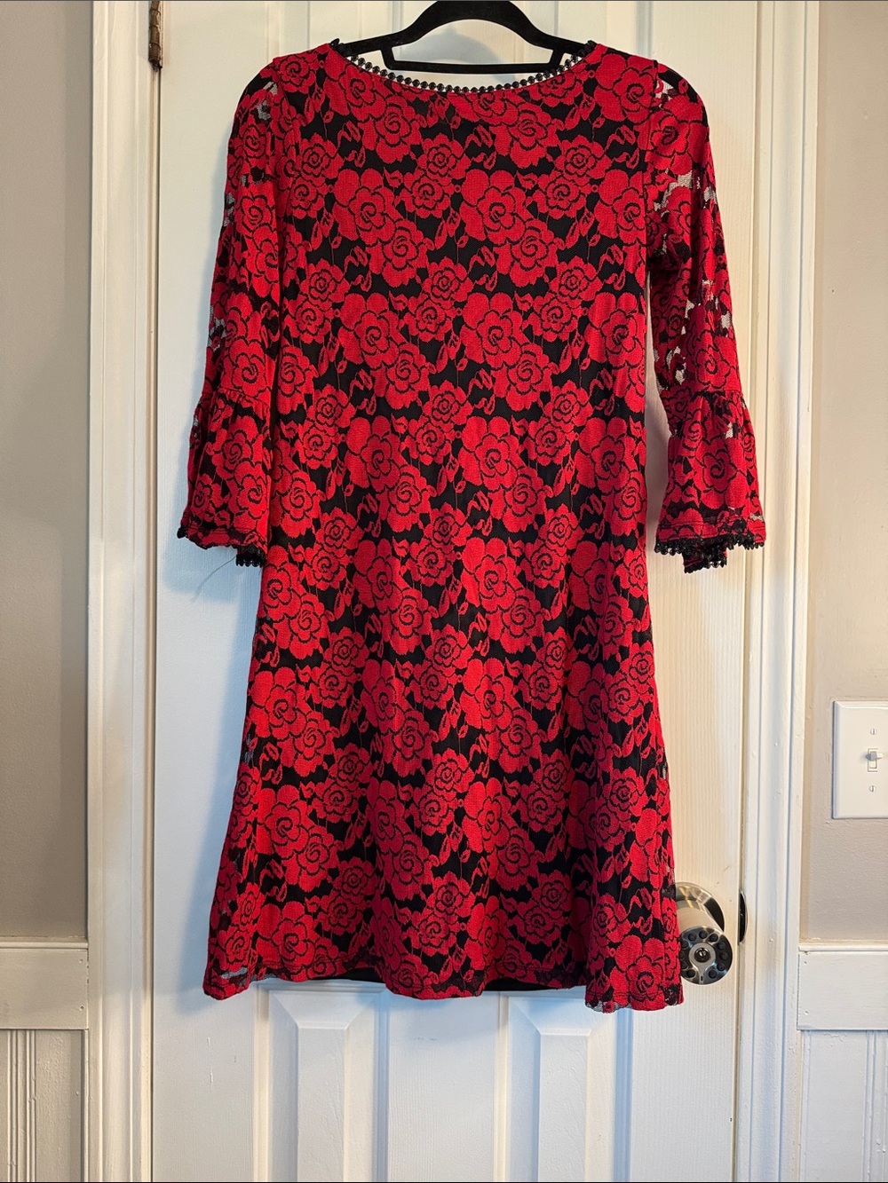 Haani Red and Black Floral Lace Shift Dress (25)